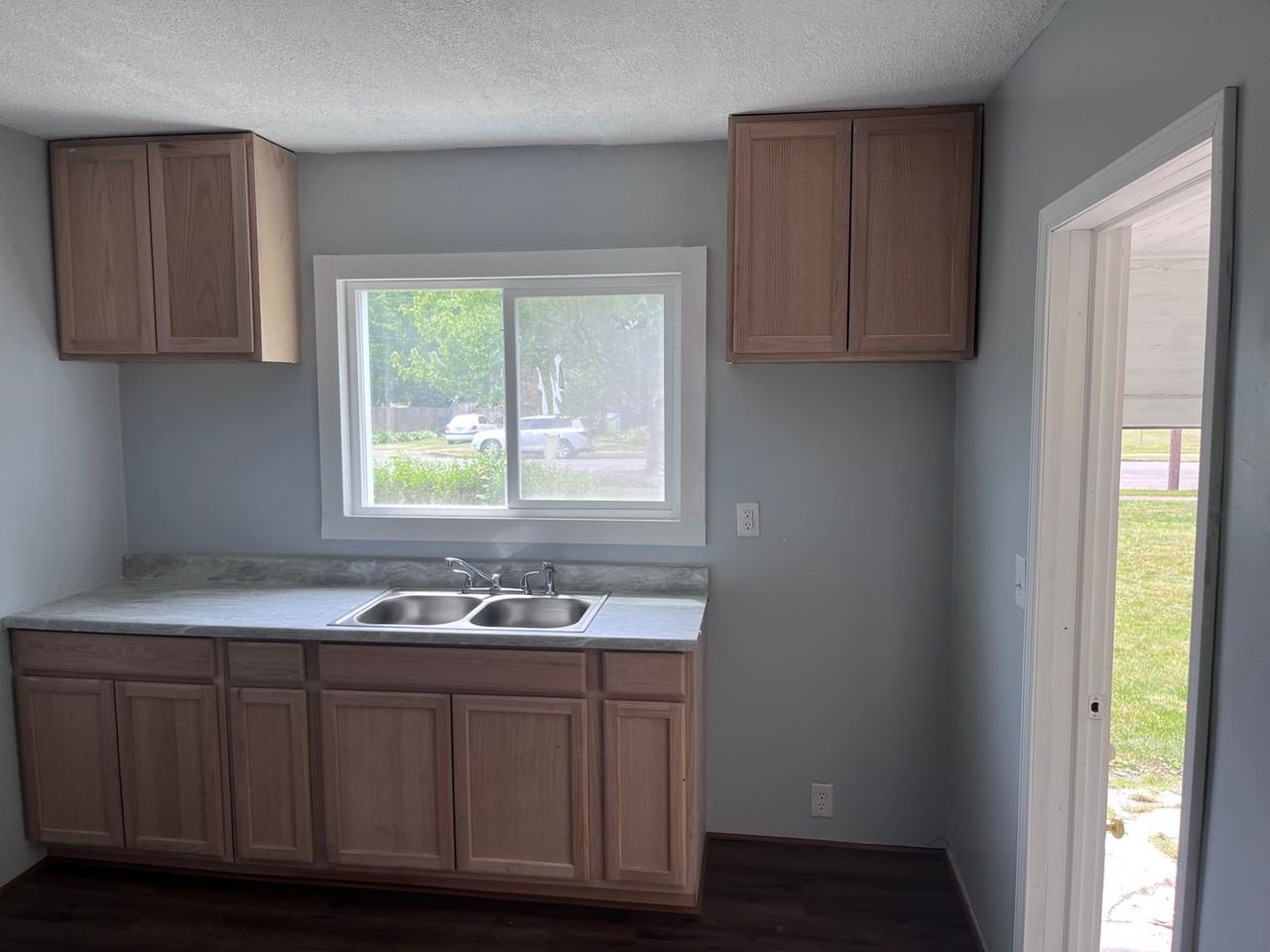 130 S 11th St Apt A - Photo 2 of 6