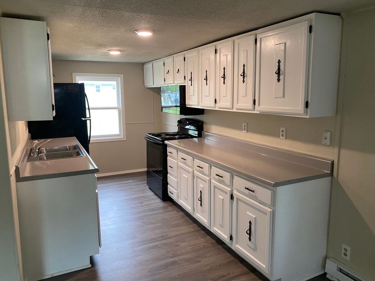 240 Lucinda St - Photo 2 of 11