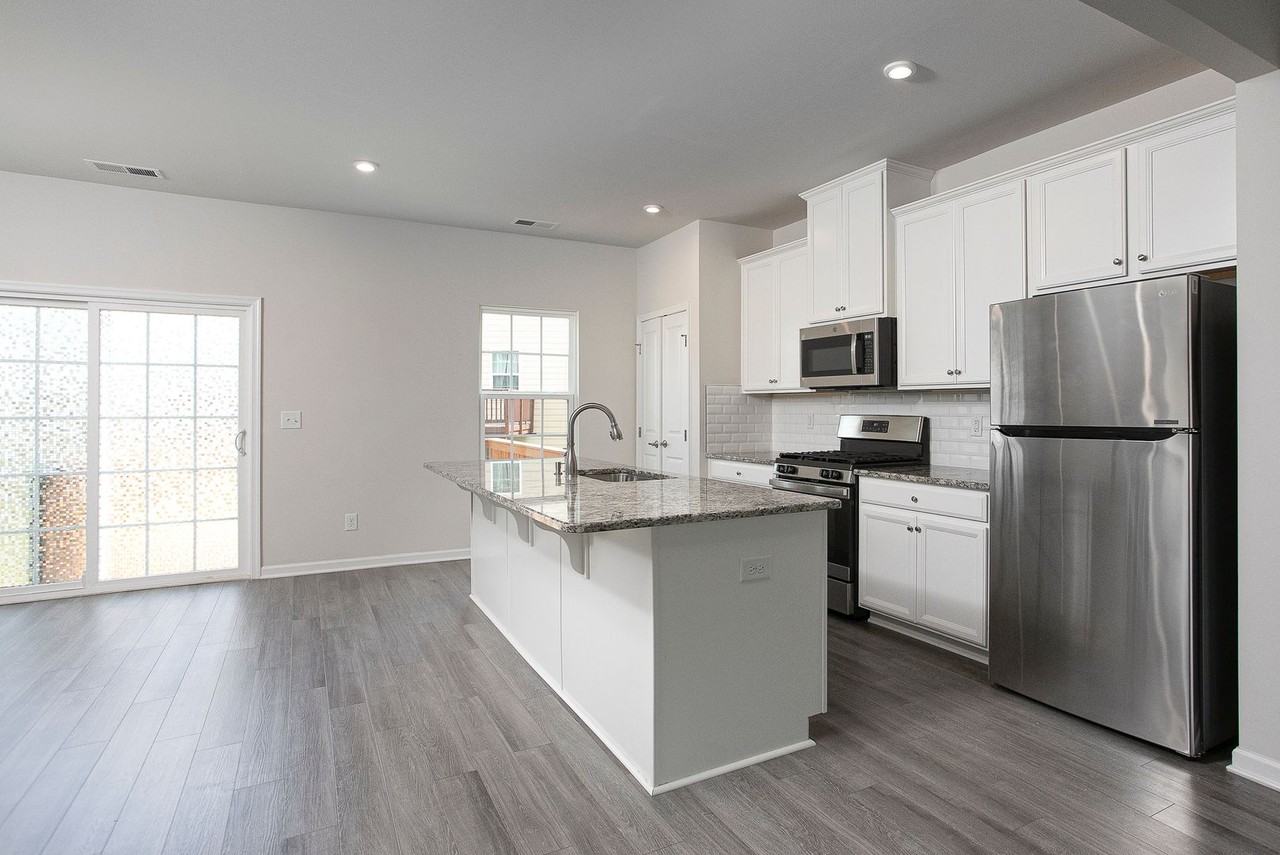 410 Cross Country Way - Photo 4 of 20