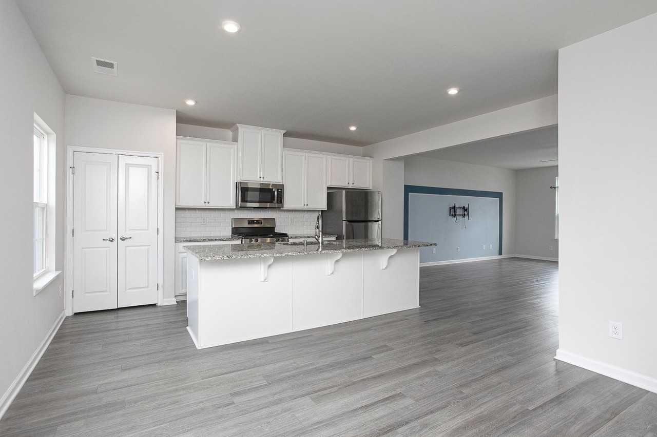 410 Cross Country Way - Photo 7 of 20