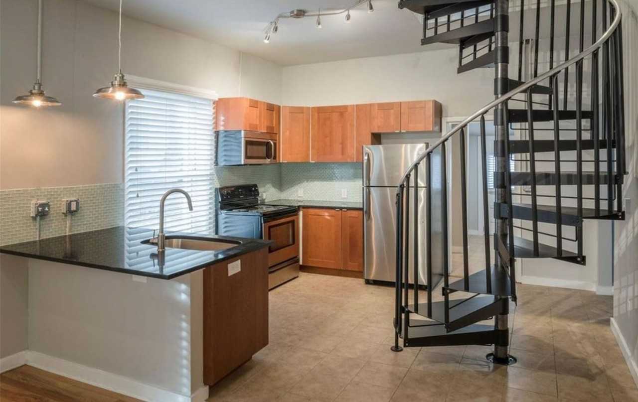 1915 Goss St - Photo 2 of 13
