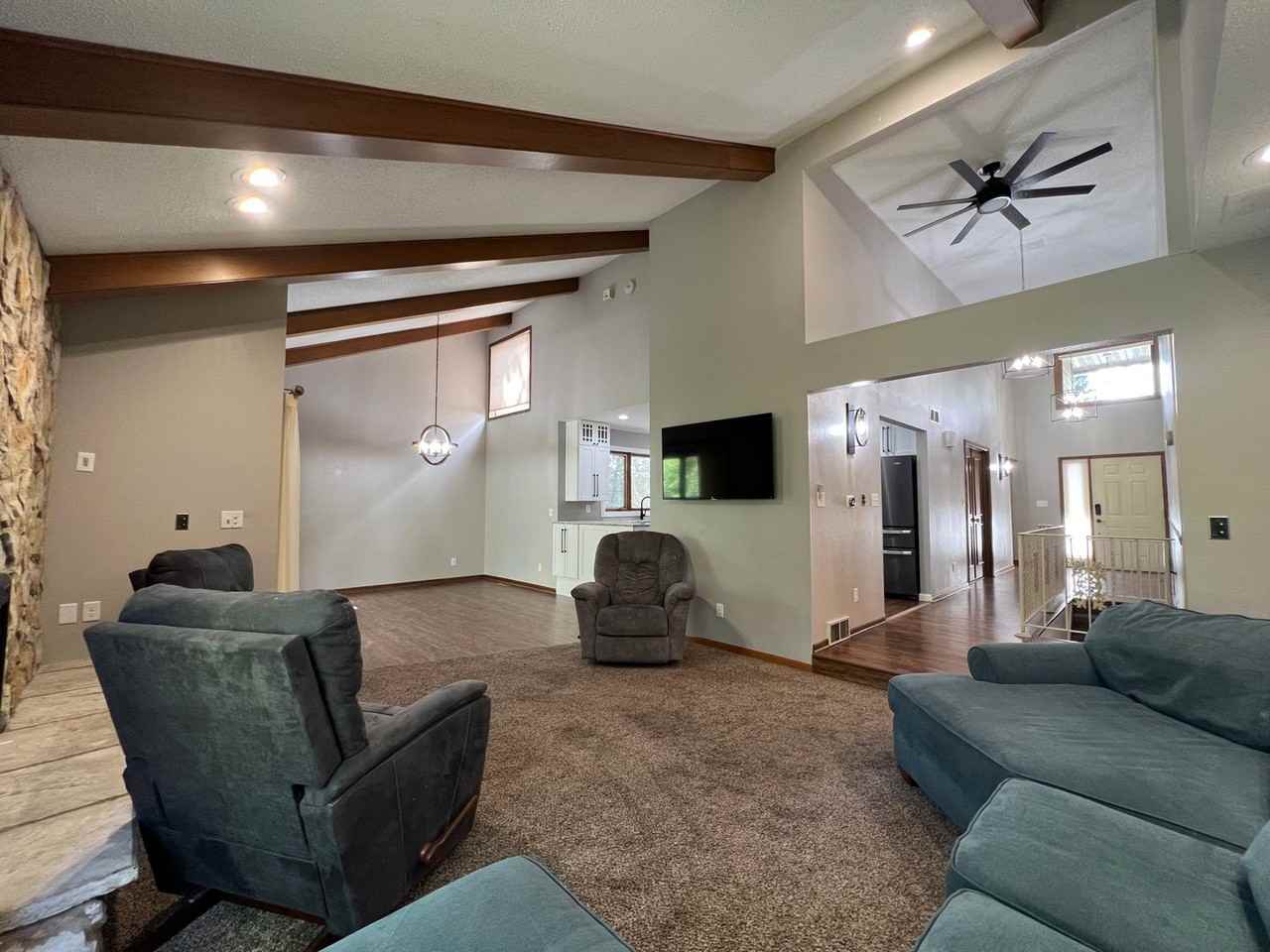 1950 Stadium Dr - Photo 3 of 13