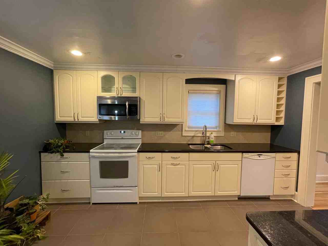 1821 Wallace Ave - Photo 4 of 40