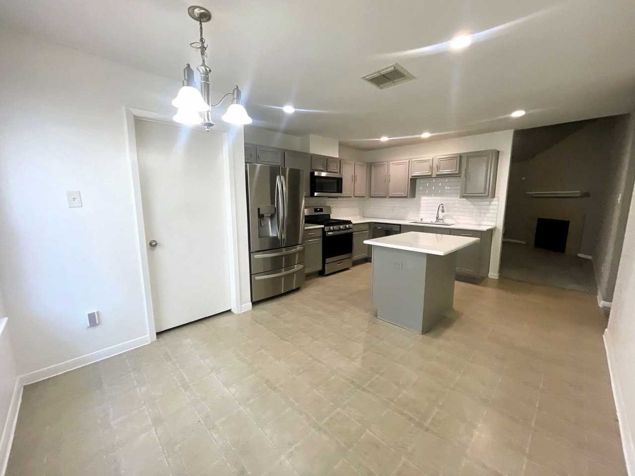 1410 Danby Heath Ln - Photo 5 of 28