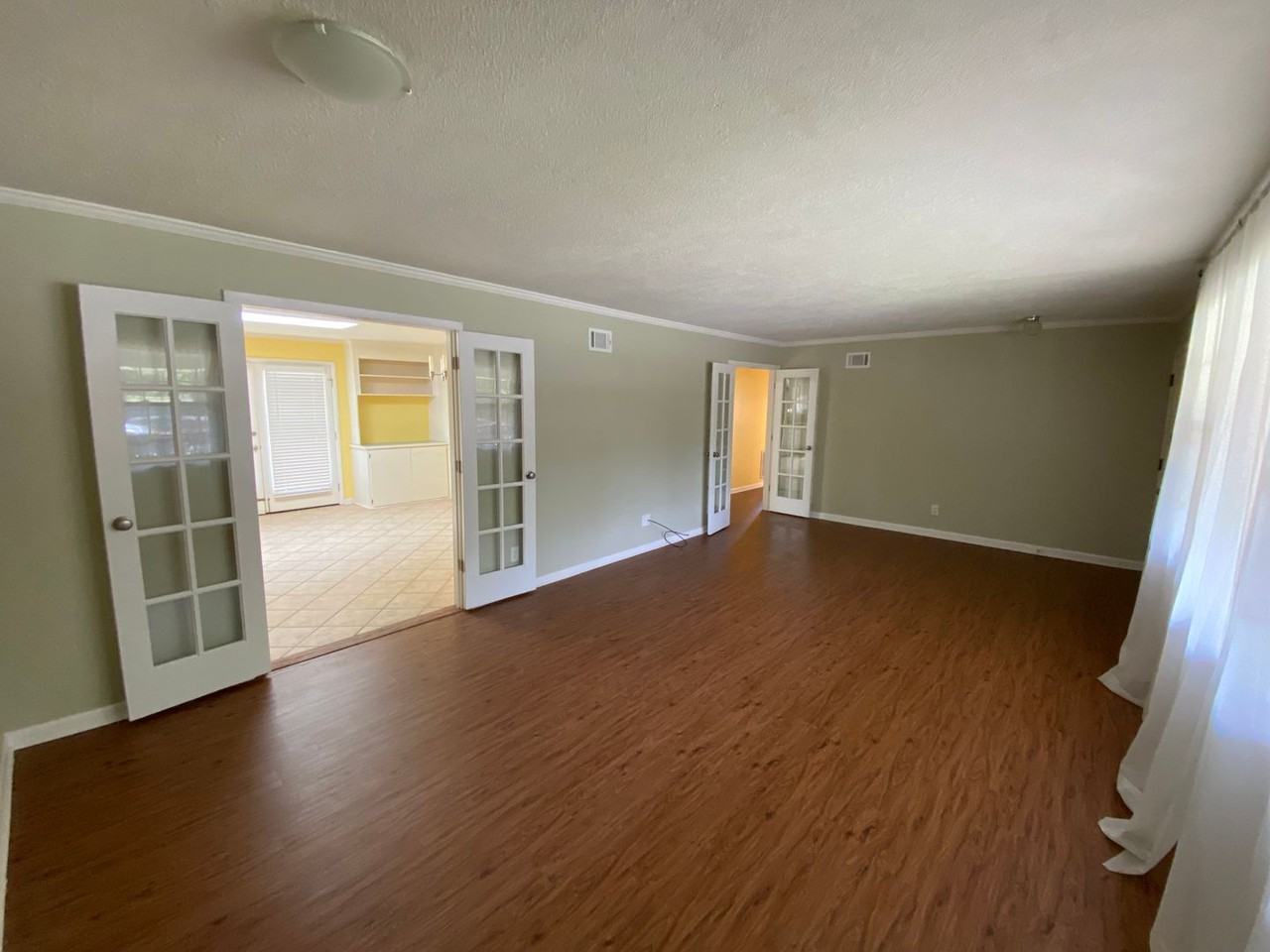 220 Oxford Dr - Photo 3 of 27