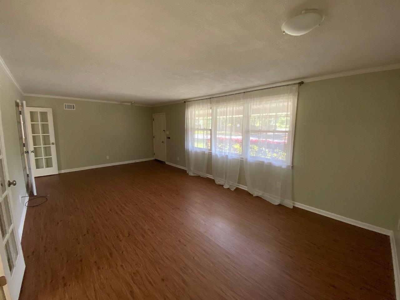 220 Oxford Dr - Photo 4 of 27