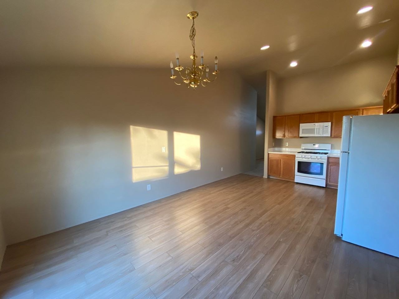 338 Park Pl S - Photo 3 of 25