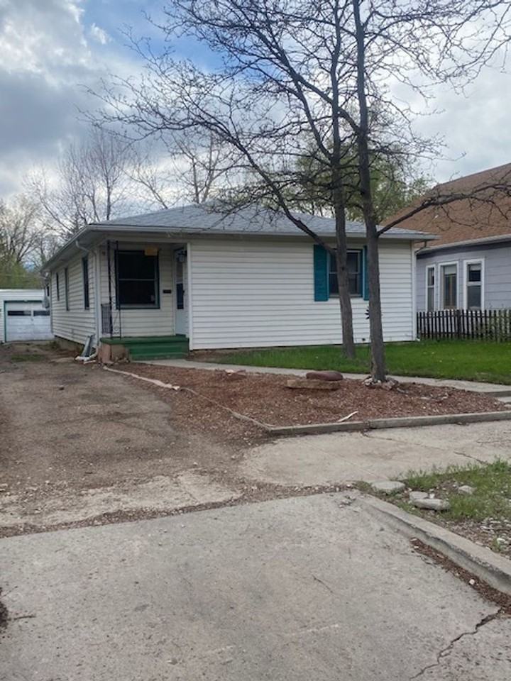 1126 Custer Ave - Photo 2 of 24