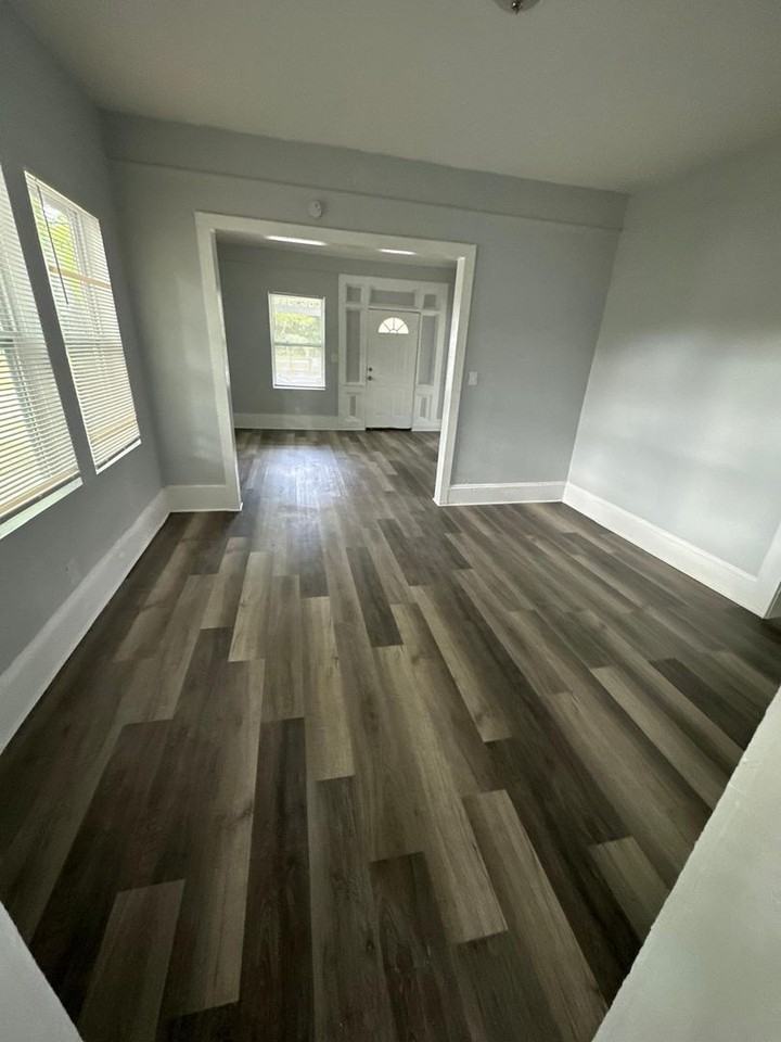 1002 W 8th St - Photo 3 of 12