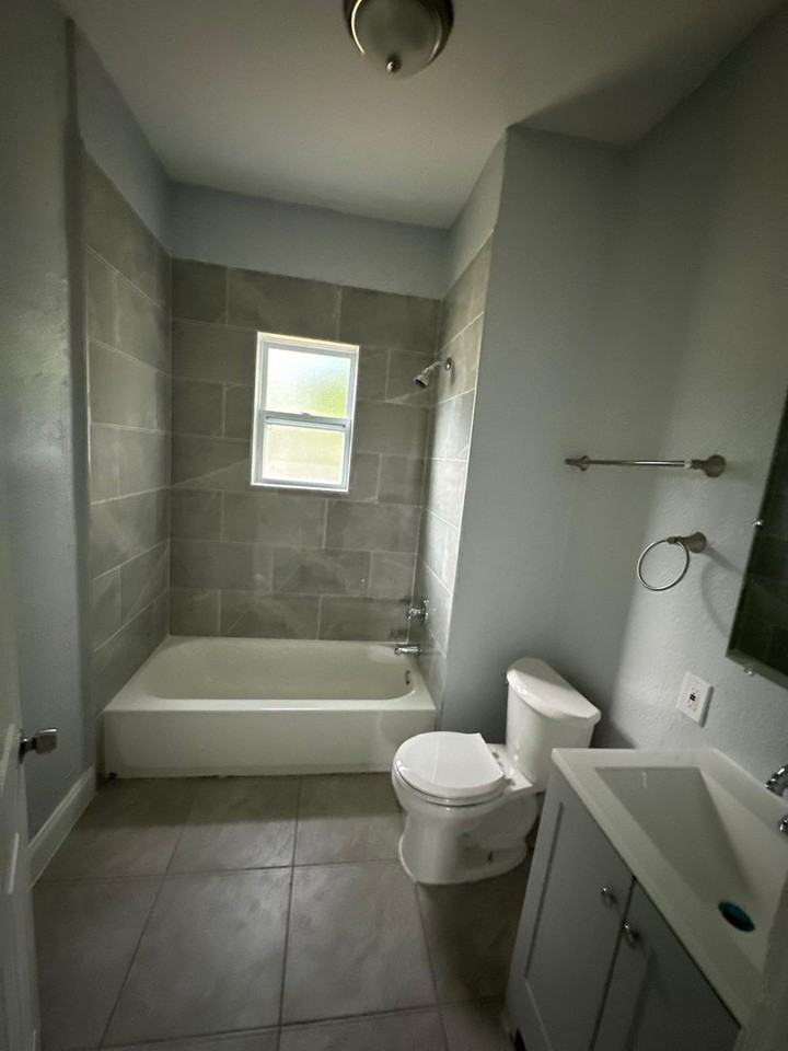 1002 W 8th St - Photo 4 of 12