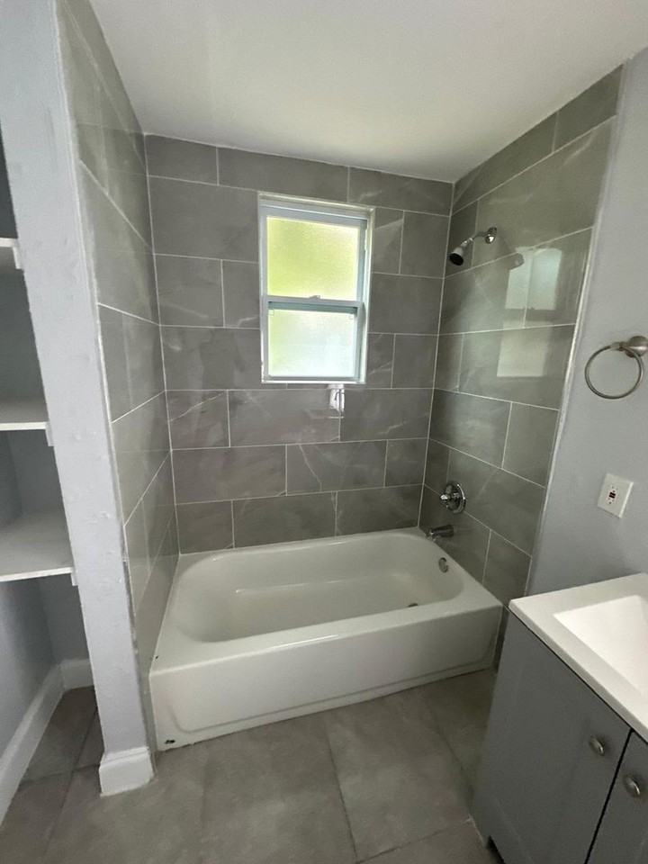 1002 W 8th St - Photo 6 of 12