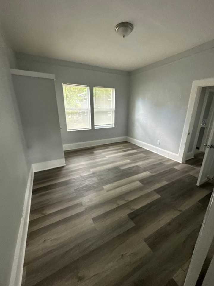 1002 W 8th St - Photo 7 of 12