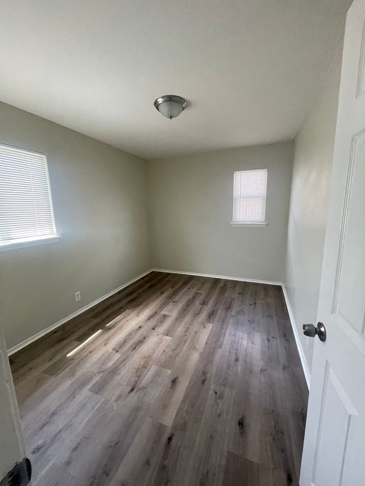 15360 Lucille St - Photo 6 of 11
