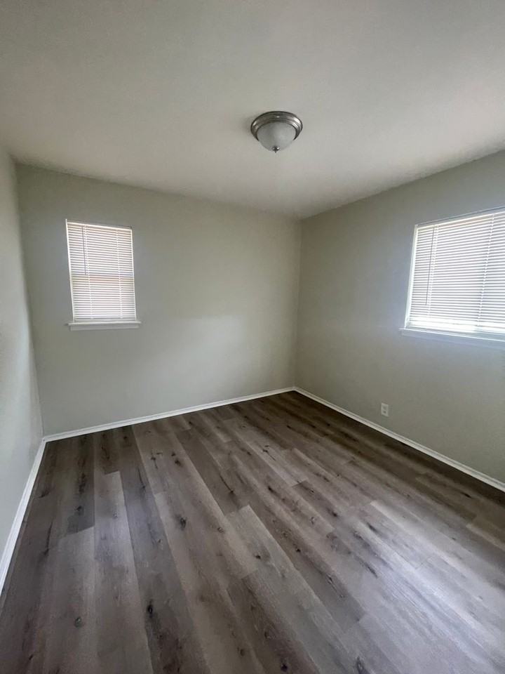 15360 Lucille St - Photo 7 of 11