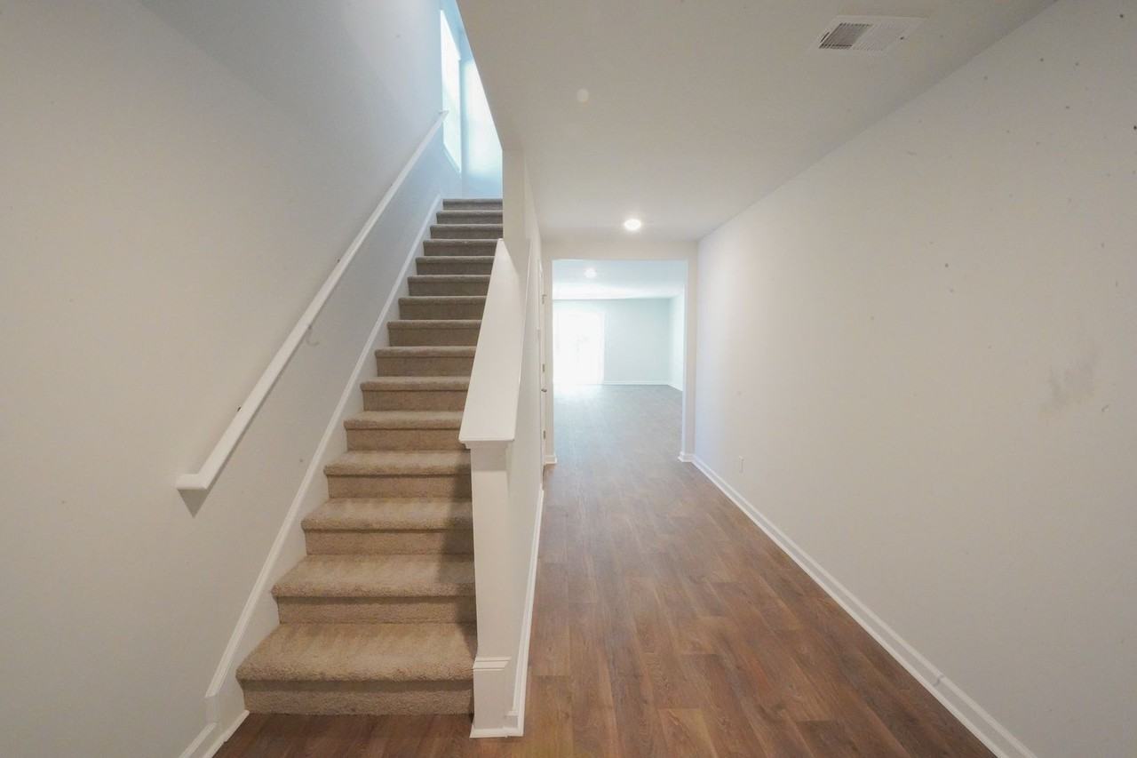 470 Coconut Dr - Photo 4 of 49