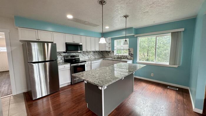 1719 E Fort Union Blvd - Photo 2 of 17