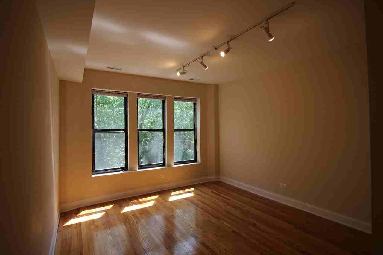 1108 W Balmoral Ave #2 - Photo 2 of 8