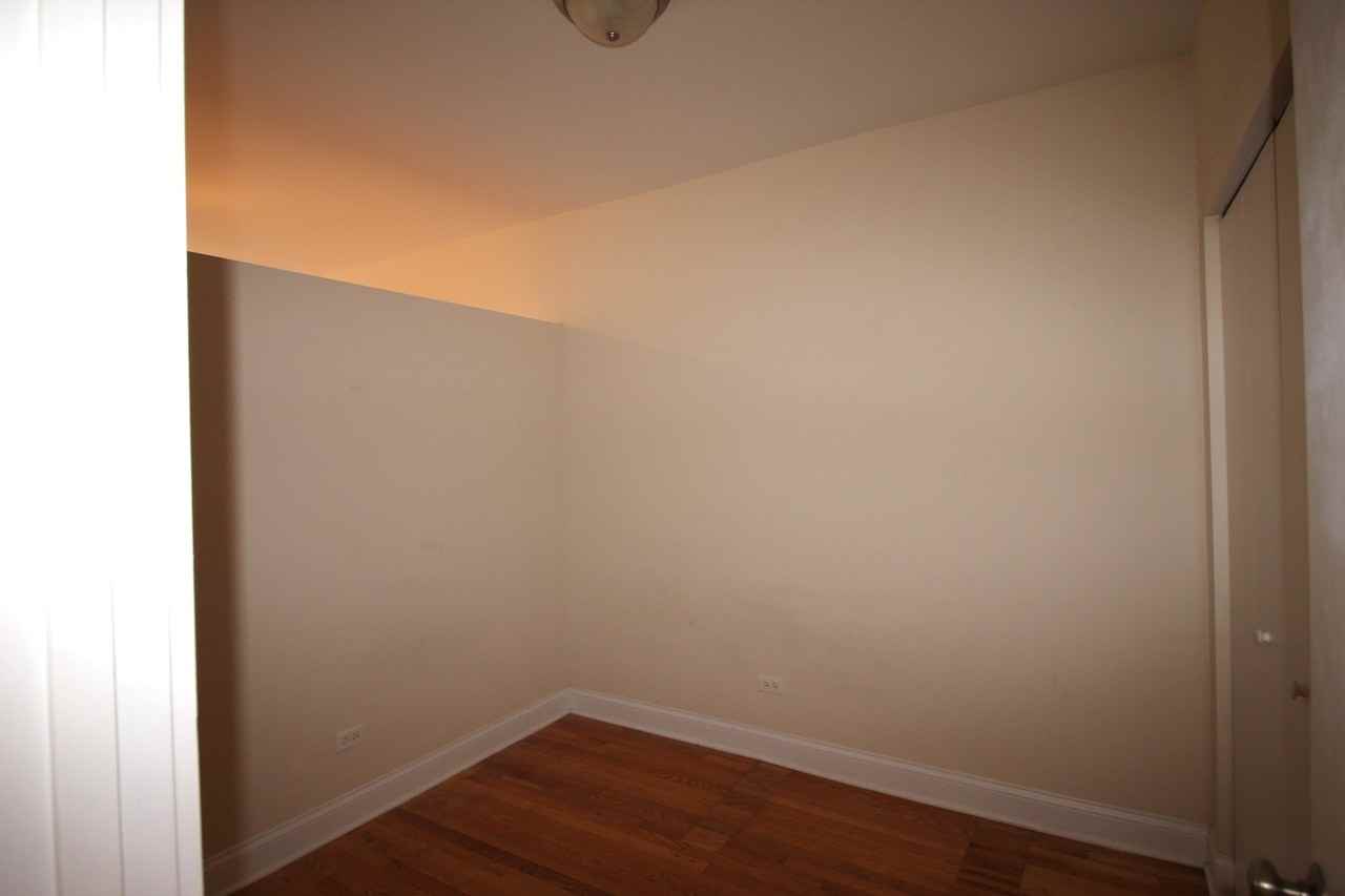 1108 W Balmoral Ave #2 - Photo 4 of 8