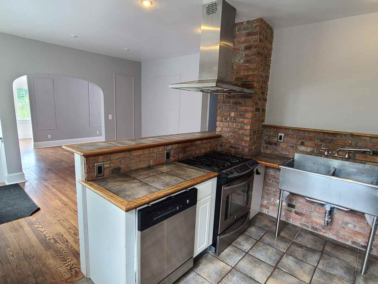 120 Hollywood Ave #B - Photo 2 of 21