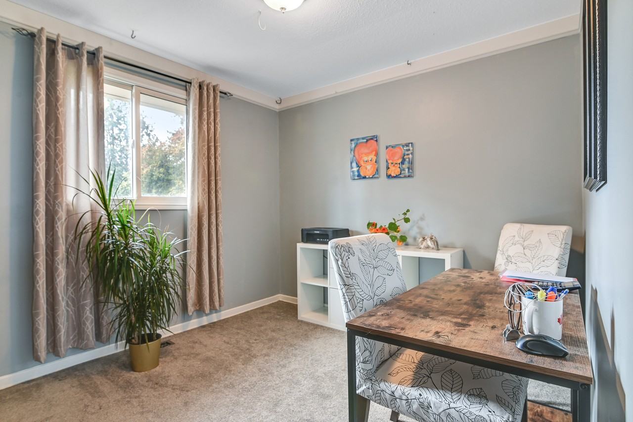 729 Stiles Crescent - Photo 5 of 8
