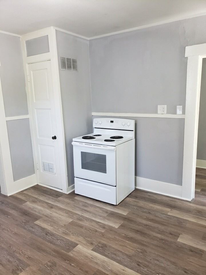 205 E Kingsbury St #205 - Photo 7 of 10