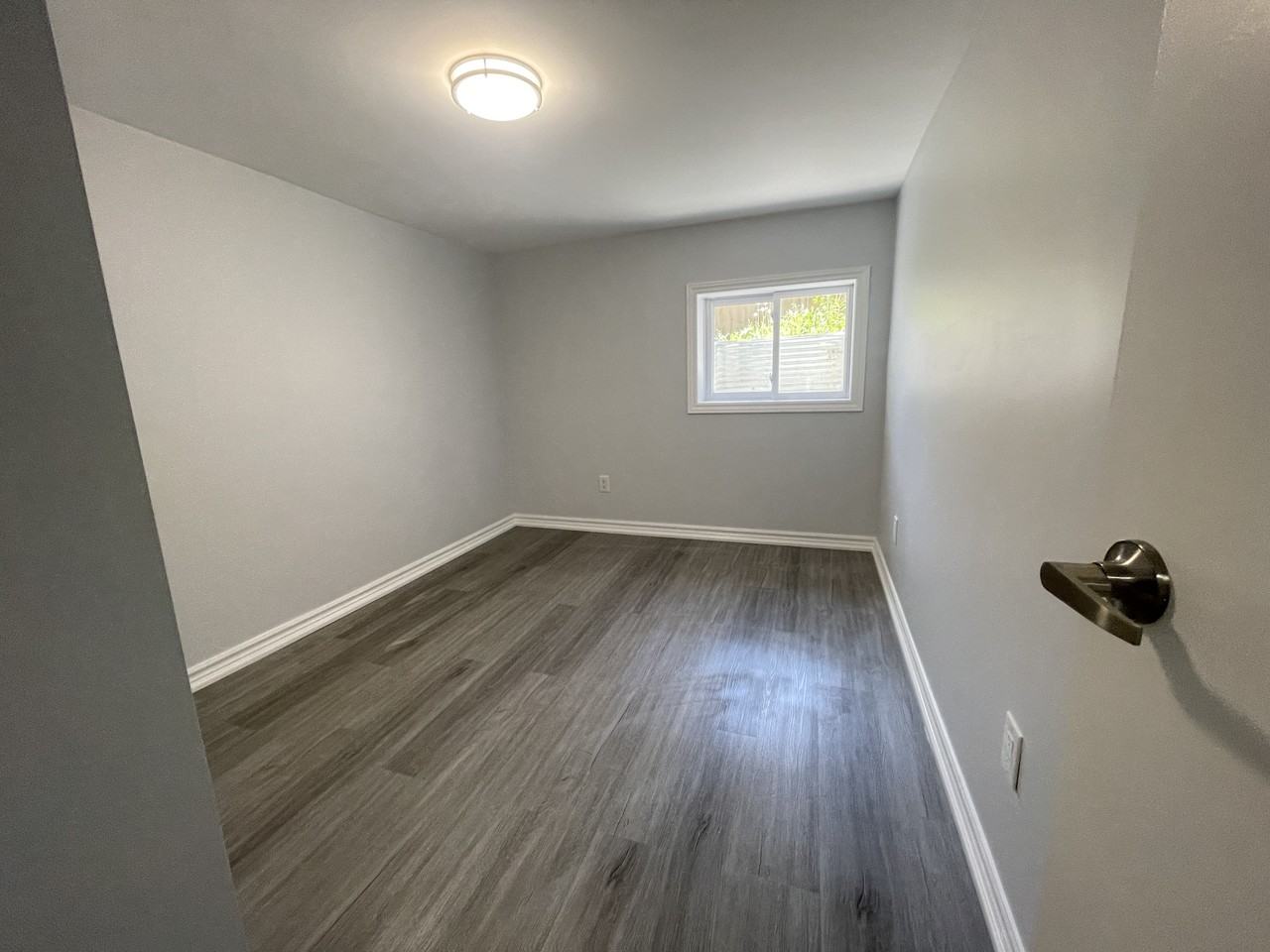 980 Ossington Avenue #BSMT - Photo 6 of 7