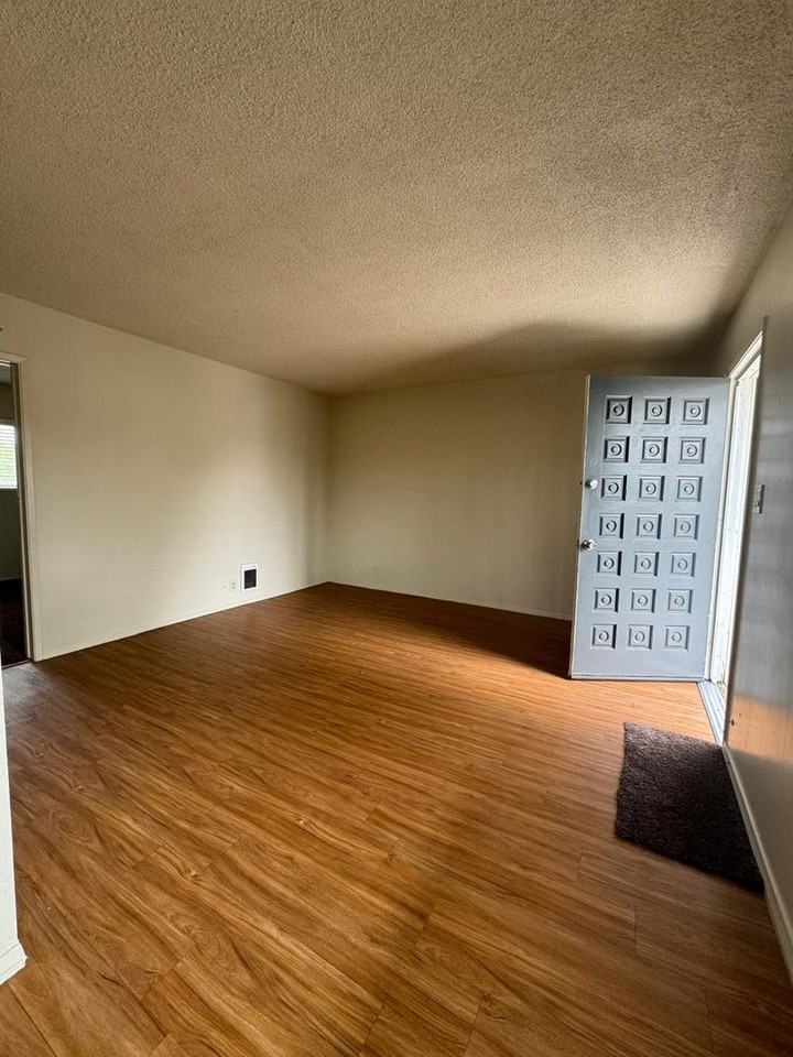 Kansas Apts. - Photo 3 of 11