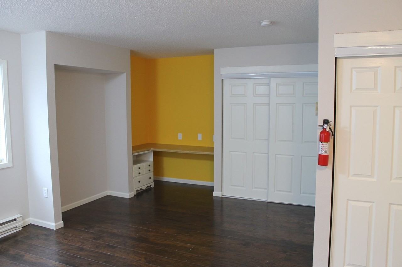 1526 E Superior St #3 - Photo 4 of 12