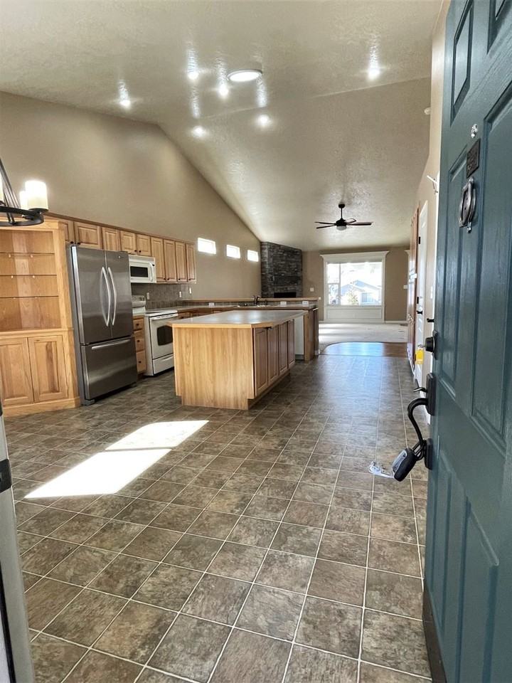 715 S Trunnel Ave - Photo 5 of 43