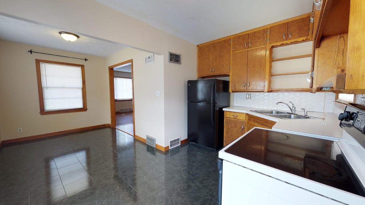 107 E 4th St - Photo 5 of 17