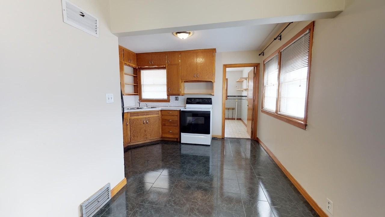 107 E 4th St - Photo 6 of 17