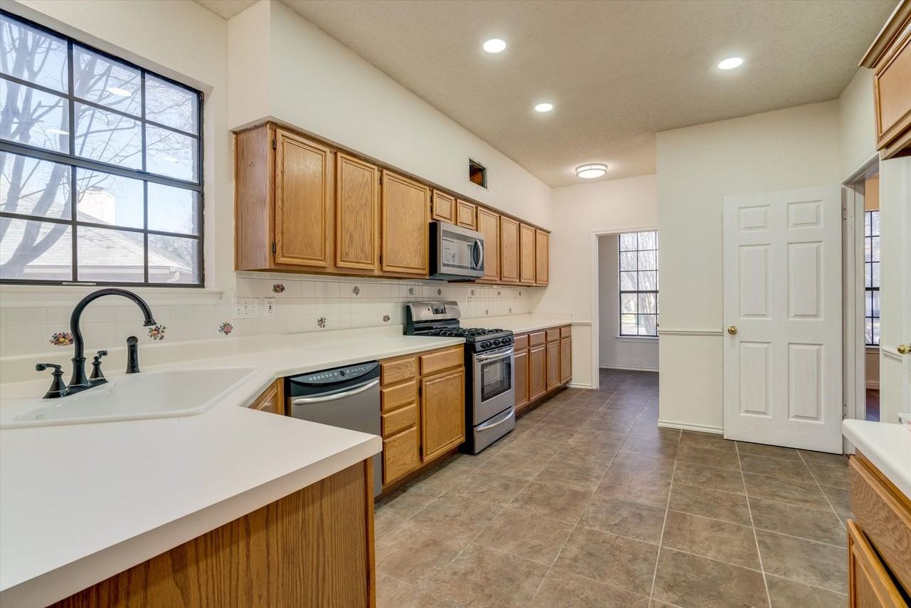 1225 Yellow Rose Trl - Photo 3 of 21