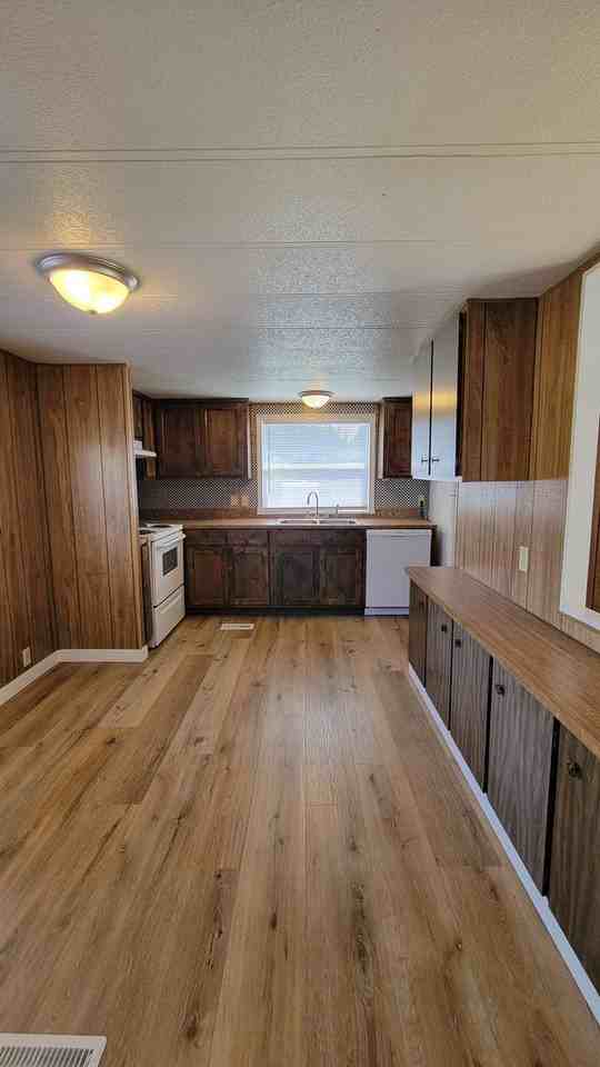 862 E 6th St - Photo 3 of 14