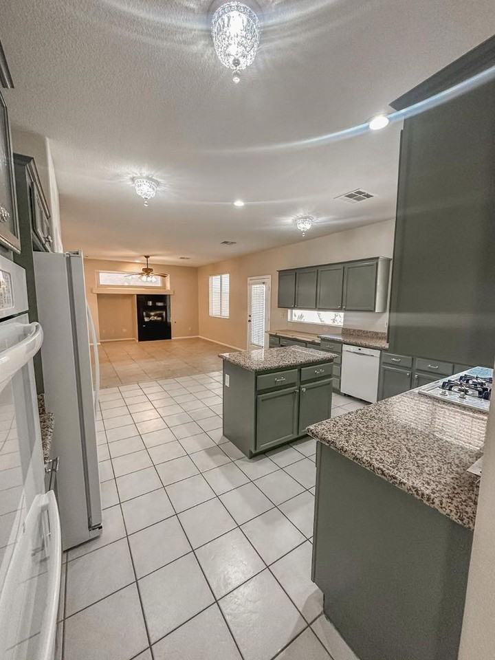 1042 Painted Daisy Ave - Photo 7 of 33