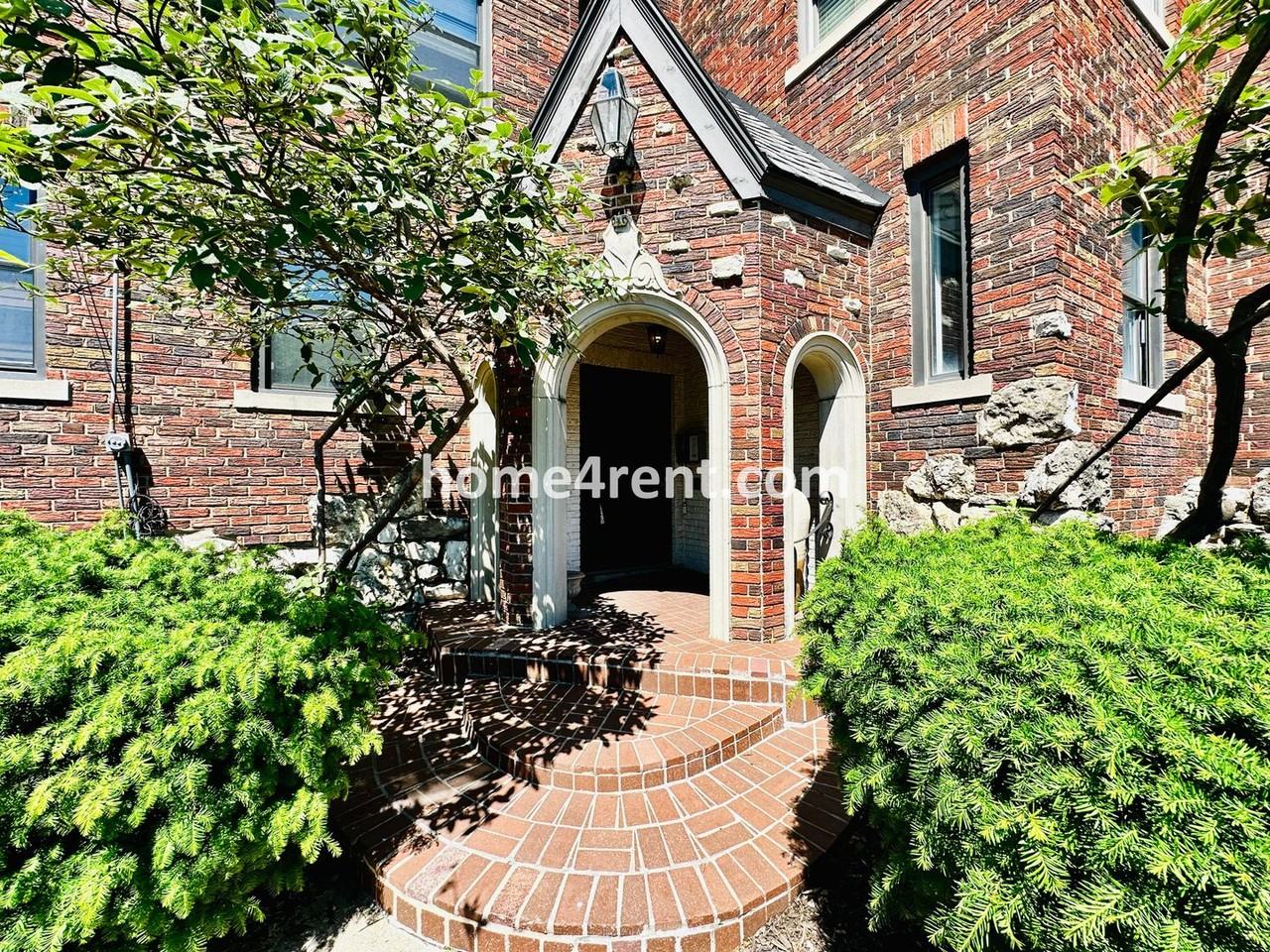 700 W 48th St - Photo 2 of 27