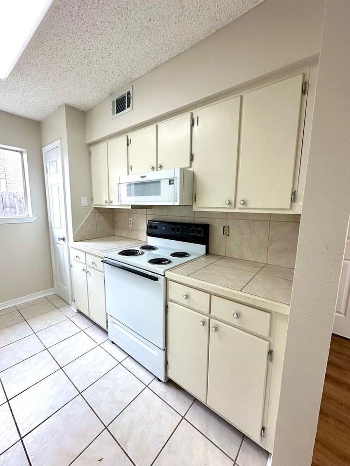 2715 S Roth Ave Unit 9a - Photo 3 of 17
