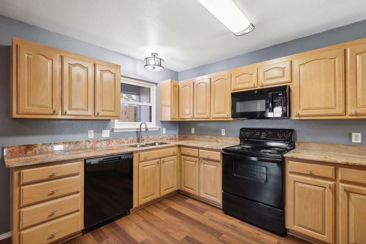 1502 Sharron Court - Photo 4 of 41