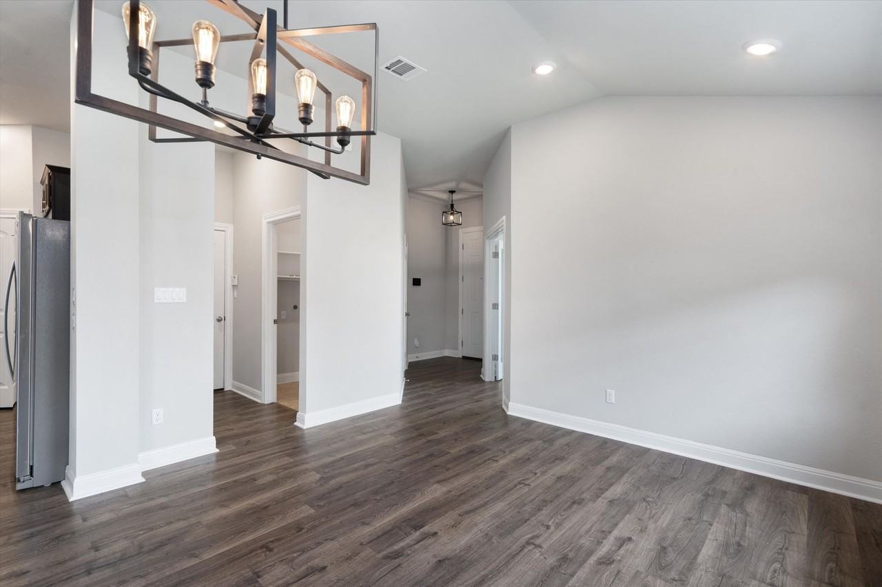 520 Middle Brook Dr - Photo 5 of 32