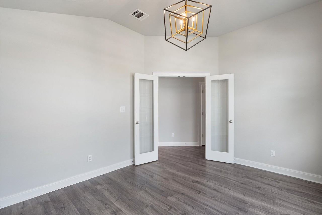 520 Middle Brook Dr - Photo 7 of 32