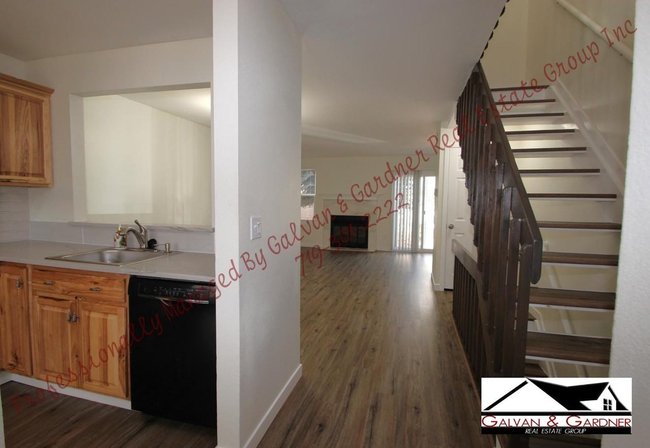 217 Hargrove Ct - Photo 3 of 24