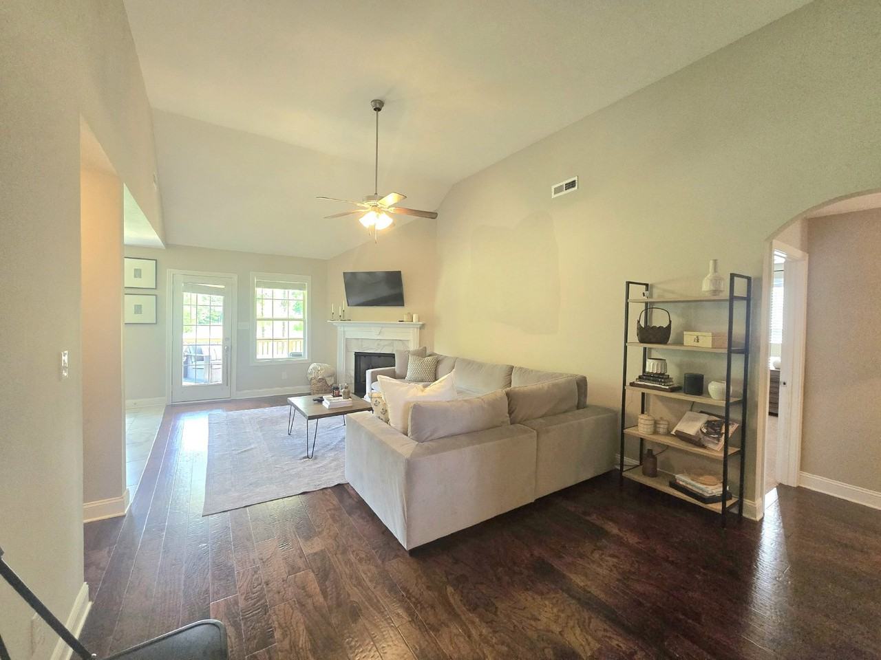 2280 Colston Dr - Photo 3 of 21