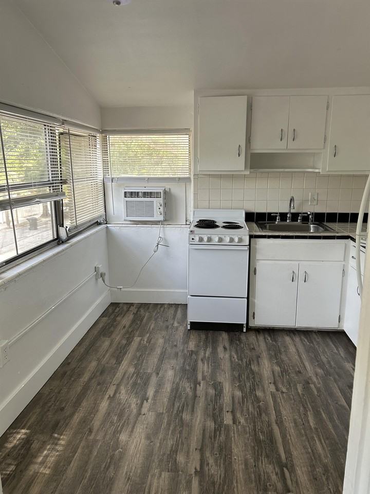 700 5th St NApt 3 #3 - Photo 3 of 11