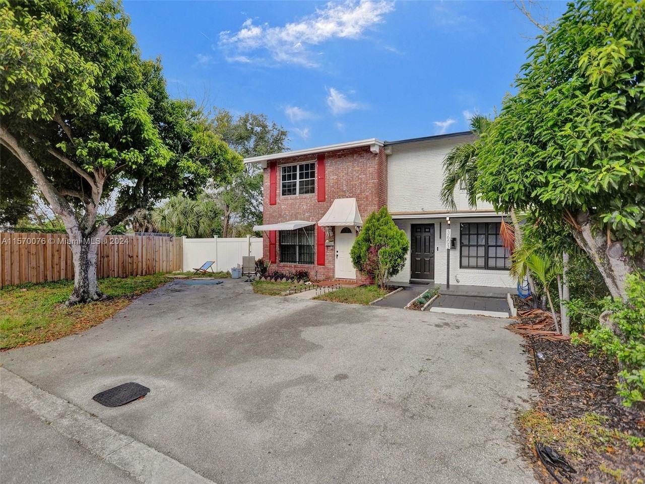 3603 Townhouse Ct - Photo 2 of 8