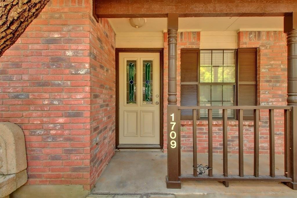 1709 Hermitage Dr - Photo 3 of 8