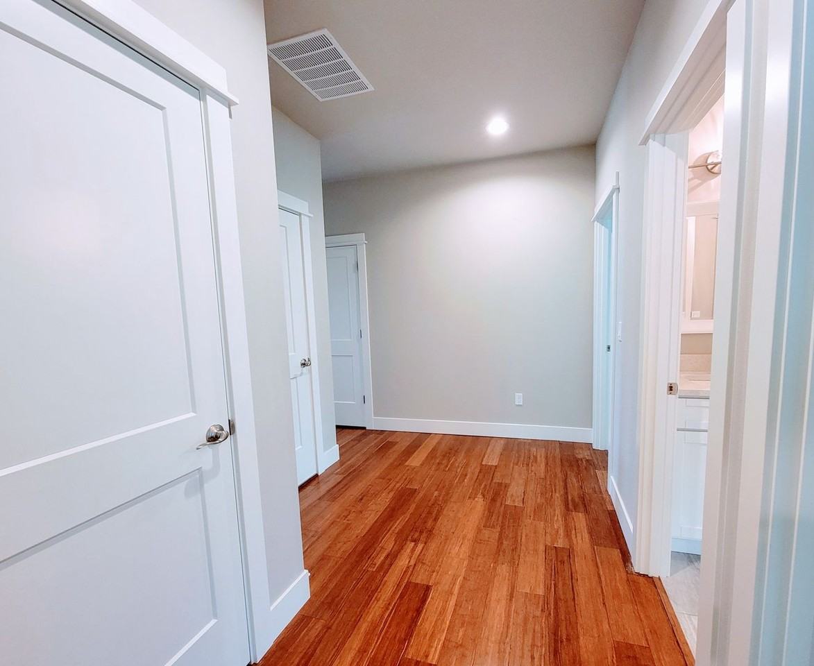 1122 Pitt Ave - Photo 3 of 25