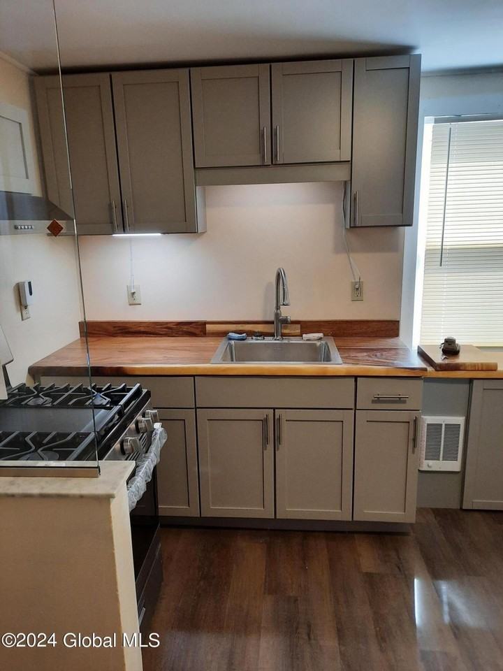 172 Jefferson St - Photo 3 of 16