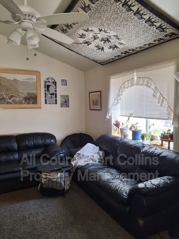 3219 Laredo Ln - Photo 2 of 11