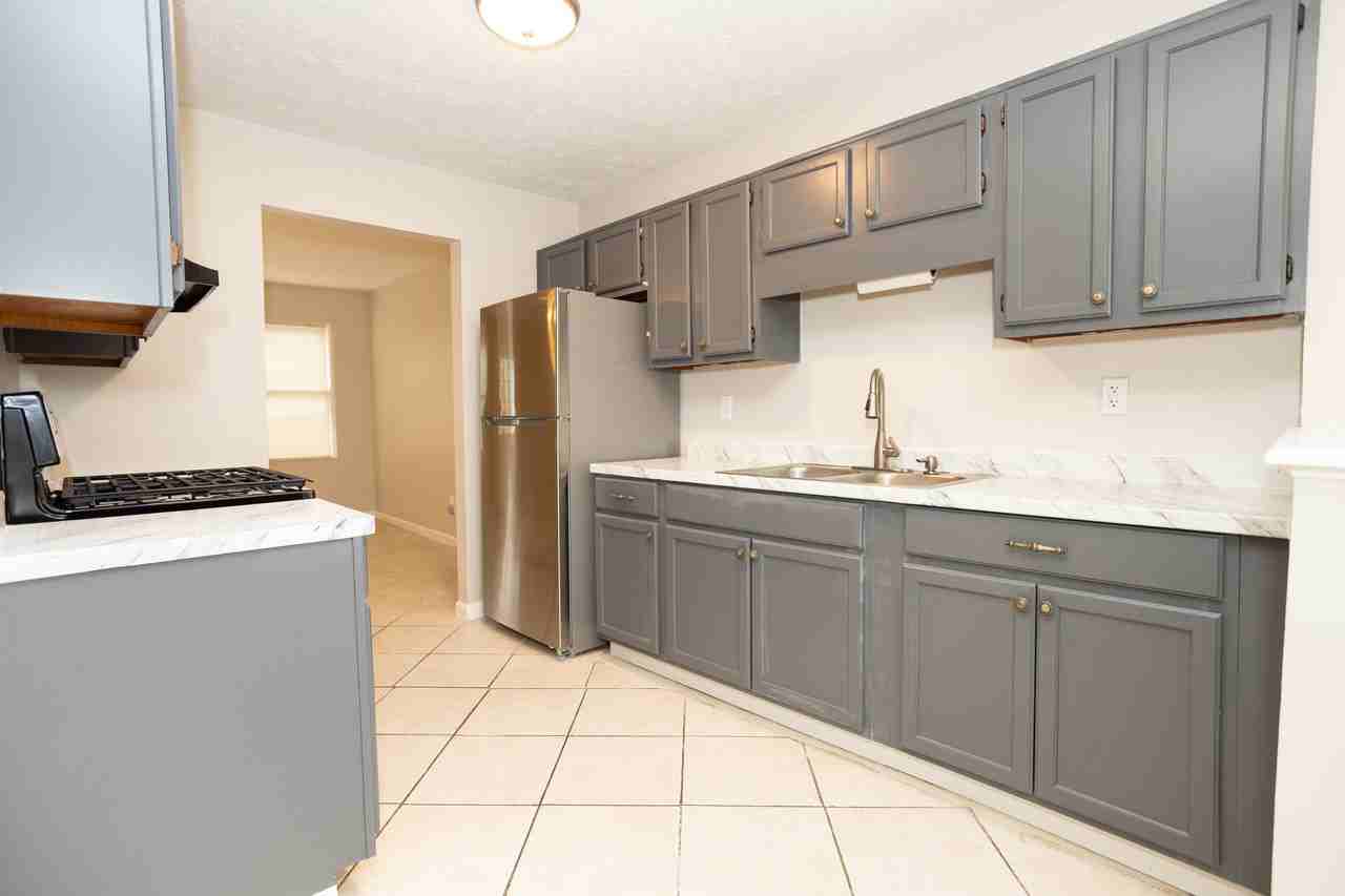 7208 Crestside Dr - Photo 3 of 20