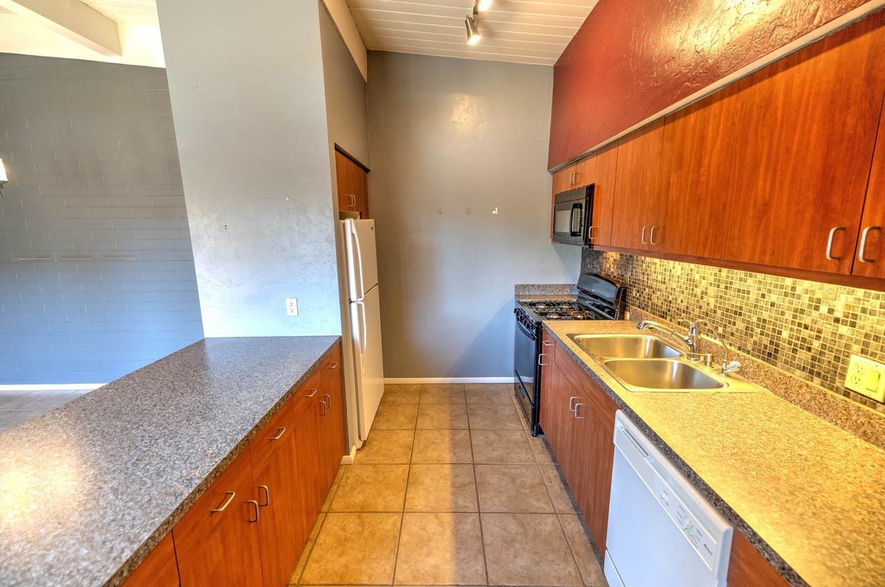 2525 N Alvernon Way - Photo 2 of 17