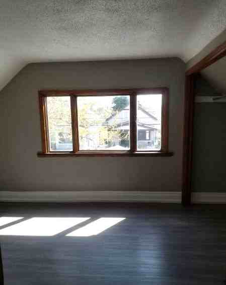 98 Erb St - Photo 3 of 8